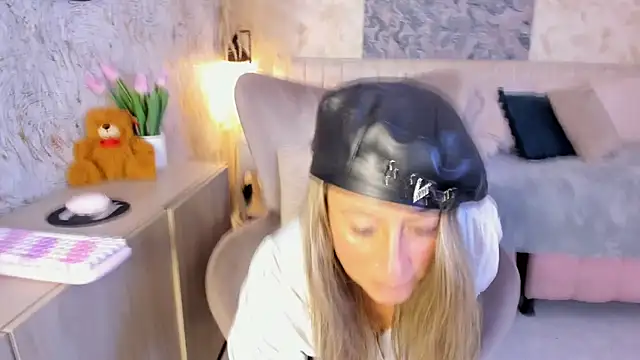 Liannaa  online show from February 24, 7:45 pm