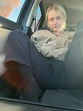 sluttypumpkin online show from November 13, 8:30 pm