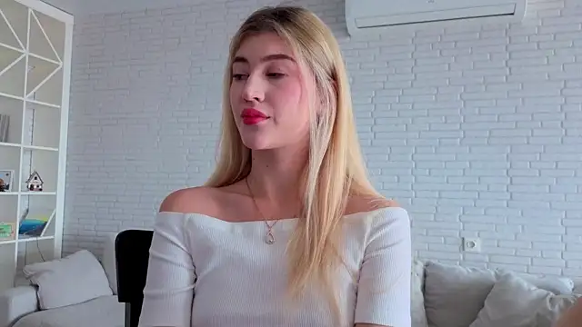 Snapshot of Tessalune_ chatting on October 5, 6:34 am Tessalune online show from October 5, 6:34 am