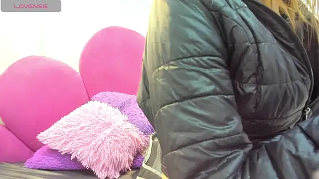 Bonniie 22 online show from April 16, 6:52 pm