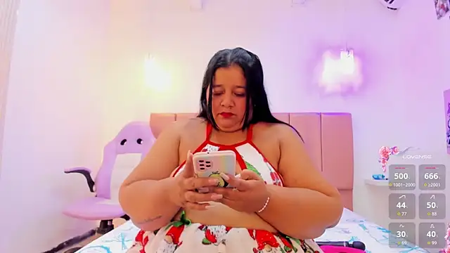 Snapshot of LunaaSweett chatting on December 5, 8:38 pm LunaaSweett online show from December 5, 8:38 pm