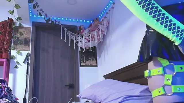 Snapshot of _mollycrystal chatting on February 16, 3:57 am mollycrystal online show from February 16, 3:57 am