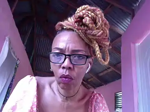 Snapshot of Ladyzee25 chatting on June 9, 9:26 pm Ladyzee25 online show from June 9, 9:26 pm
