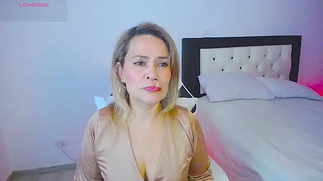 CarolinneFiotti online show from October 15, 1:44 pm