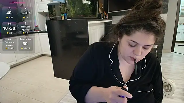 Snapshot of Layla- chatting on November 22, 11:42 am Layla- online show from November 22, 11:42 am