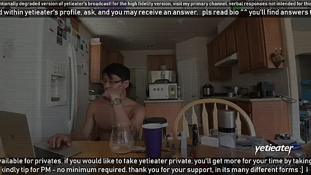 Snapshot of yetieater chatting on December 16, 9:31 pm yetieater online show from December 16, 9:31 pm