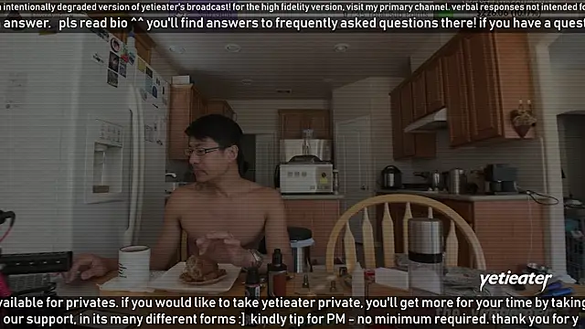 Snapshot of yetieater chatting on December 18, 7:52 pm yetieater online show from December 18, 7:52 pm