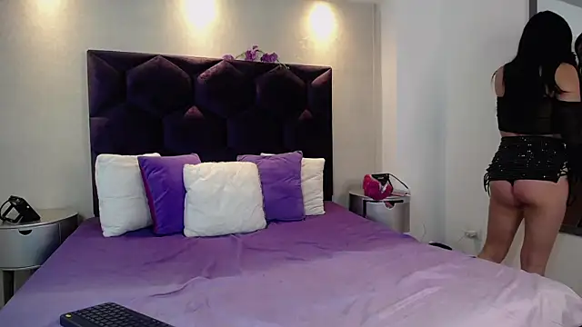 Snapshot of MiiaSuki chatting on December 14, 5:35 am MiiaSuki online show from December 14, 5:35 am