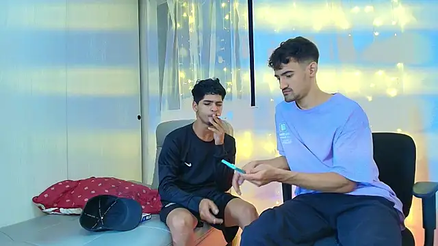 Snapshot of Miguel_bigcock chatting on December 15, 11:09 pm Miguel bigcock online show from December 15, 11:09 pm