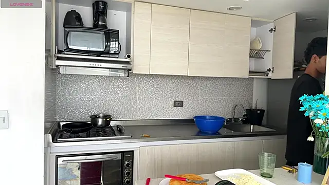 Snapshot of Miguel_bigcock chatting on December 16, 2:55 pm Miguel bigcock online show from December 16, 2:55 pm