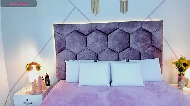 aurora collinss  online show from October 26, 1:28 pm