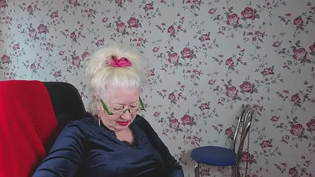 Snapshot of Maya_Mayflower chatting on October 11, 4:01 am Maya Mayflower online show from October 11, 4:01 am