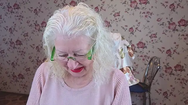 Snapshot of Maya_Mayflower chatting on October 20, 4:13 am Maya Mayflower online show from October 20, 4:13 am