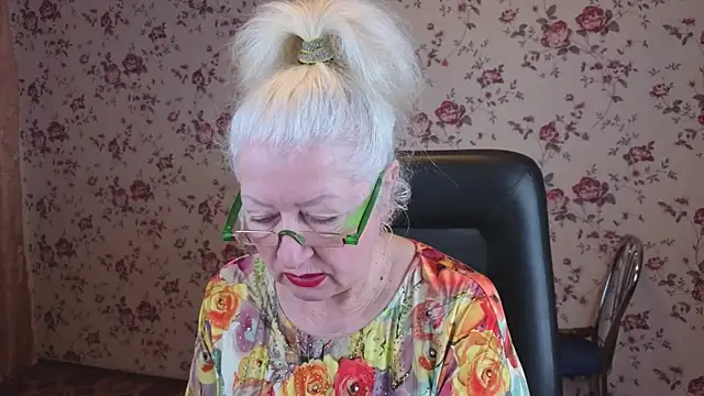 Snapshot of Maya_Mayflower chatting on November 4, 4:00 am Maya Mayflower online show from November 4, 4:00 am