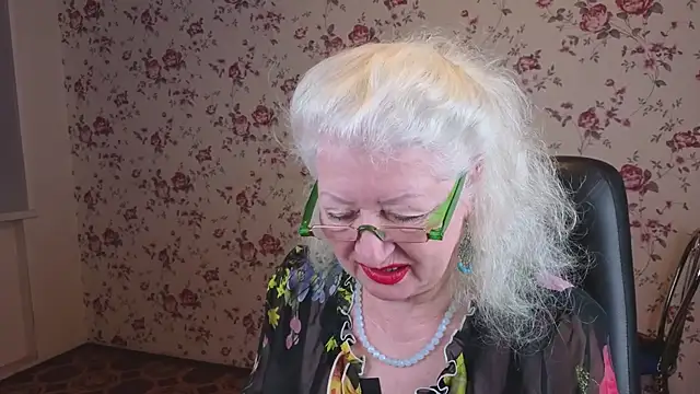 Snapshot of Maya_Mayflower chatting on November 17, 4:07 am Maya Mayflower online show from November 17, 4:07 am