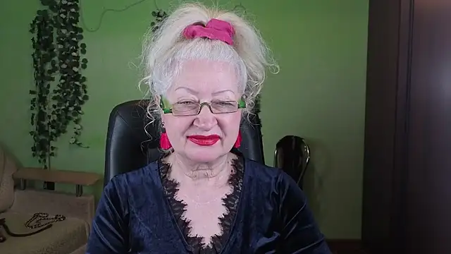 Snapshot of Maya_Mayflower chatting on February 2, 3:05 am Maya Mayflower online show from February 2, 3:05 am