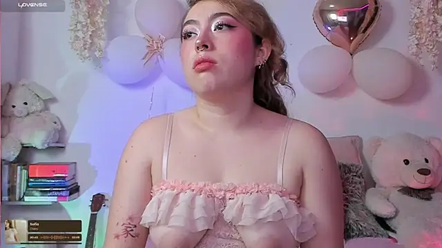 Snapshot of julieta_cooper20 chatting on February 7, 4:27 am julieta cooper20 online show from February 7, 4:27 am