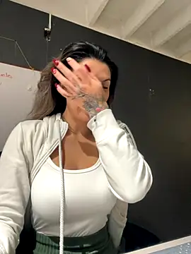 Isabella Varella online show from November 28, 1:03 pm