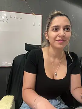 Isabella Varella online show from December 19, 1:29 pm