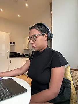 Snapshot of Melia_Rayne chatting on November 14, 10:47 am Melia Rayne online show from November 14, 10:47 am