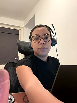 Snapshot of Melia_Rayne chatting on December 3, 10:24 am Melia Rayne online show from December 3, 10:24 am