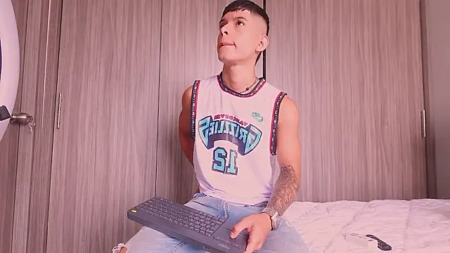 Snapshot of ErosKhaos chatting on February 14, 1:52 pm ErosKhaos online show from February 14, 1:52 pm