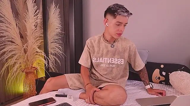 Snapshot of ErosKhaos chatting on March 21, 10:24 pm ErosKhaos online show from March 21, 10:24 pm