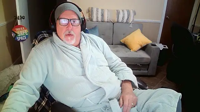 Snapshot of superbearboss chatting on January 19, 3:49 pm superbearboss online show from January 19, 3:49 pm