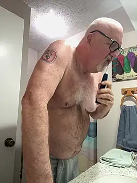 Snapshot of superbearboss chatting on February 10, 2:32 pm superbearboss online show from February 10, 2:32 pm