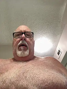 Snapshot of superbearboss chatting on March 1, 10:12 pm superbearboss online show from March 1, 10:12 pm