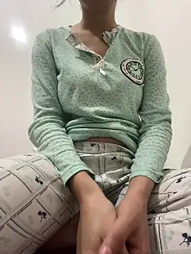saraaxx1 online show from May 1, 1:48 pm
