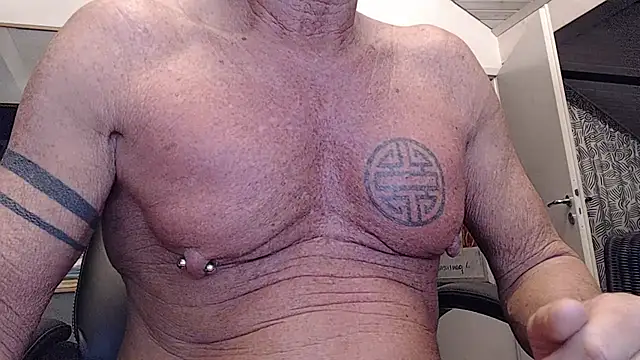 Snapshot of munichrubber chatting on October 14, 3:51 am munichrubber online show from October 14, 3:51 am