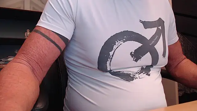 Snapshot of munichrubber chatting on October 17, 4:15 am munichrubber online show from October 17, 4:15 am