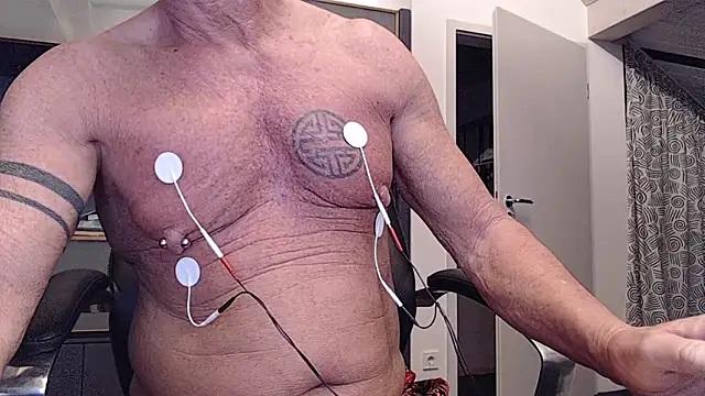 Snapshot of munichrubber chatting on October 20, 4:13 am munichrubber online show from October 20, 4:13 am