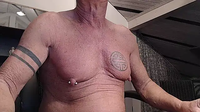 Snapshot of munichrubber chatting on October 23, 3:50 am munichrubber online show from October 23, 3:50 am