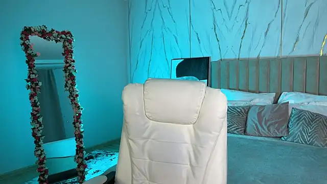  Vikky Moon  online show from December 2, 1:00 am