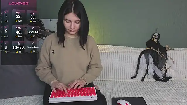 Snapshot of Charlotte_Woods chatting on October 20, 4:24 am Charlotte Woods online show from October 20, 4:24 am