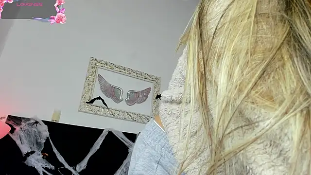 Snapshot of Lola_Blondie chatting on October 8, 12:14 pm Lola Blondie online show from October 8, 12:14 pm