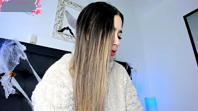 Snapshot of Lola_Blondie chatting on October 11, 12:15 pm Lola Blondie online show from October 11, 12:15 pm