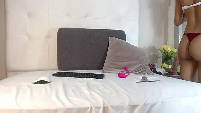 willow smitt online show from October 9, 11:30 am