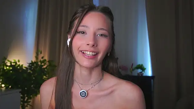 Snapshot of EditaBails chatting on June 4, 9:15 am EditaBails online show from June 4, 9:15 am