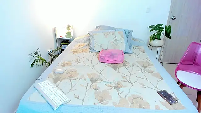 Snapshot of roxy_hell chatting on February 20, 8:31 pm roxy hell online show from February 20, 8:31 pm