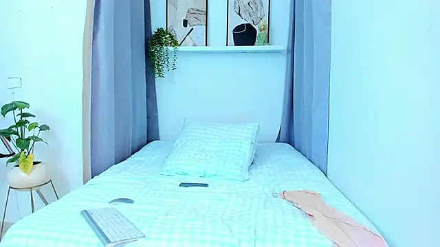 roxy hell online show from March 13, 9:10 pm