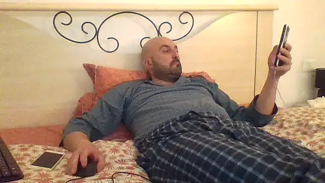 Snapshot of maxxxio12 chatting on March 8, 5:43 pm maxxxio12 online show from March 8, 5:43 pm