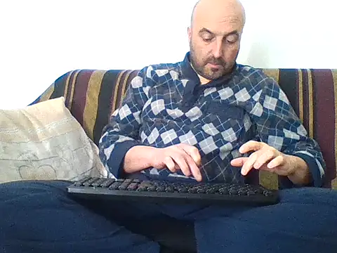 Snapshot of maxxxio12 chatting on March 15, 9:52 am maxxxio12 online show from March 15, 9:52 am