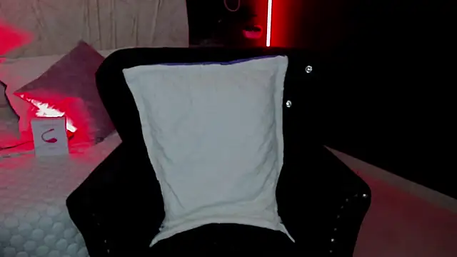 Lilith Thompson online show from March 13, 3:39 pm