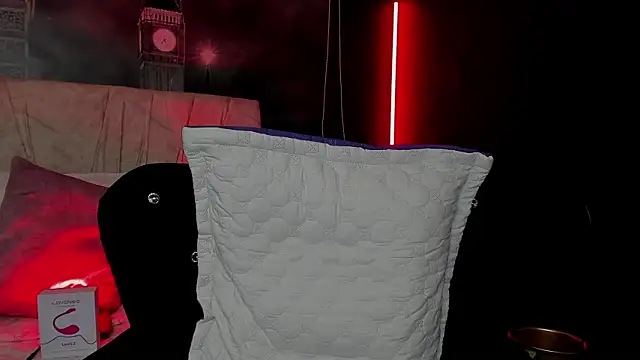 Lilith Thompson online show from March 14, 6:39 pm