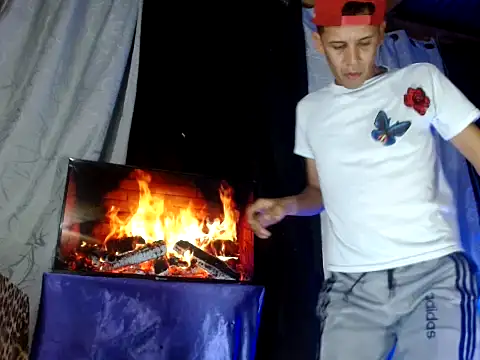 Snapshot of Hidden_Fantasies chatting on November 6, 11:15 pm Hidden Fantasies online show from November 6, 11:15 pm