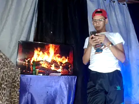 Snapshot of Hidden_Fantasies chatting on November 7, 11:49 pm Hidden Fantasies online show from November 7, 11:49 pm