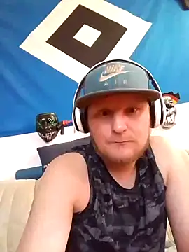 Snapshot of Atze202518 chatting on September 24, 4:10 pm Atze202518 online show from September 24, 4:10 pm